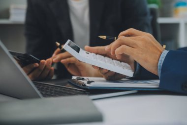 İş adamlarından oluşan bir ekip, pazarlama planı, piyasa araştırma raporları ve gelir istatistikleri, Mali ve Muhasebe kavramının verilerini analiz etmek üzere toplanıyor..