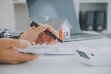 Emlakçı ve müşteri ev, sigorta ya da emlak satın almak için sözleşme imzalarlar. Ev kiralarlar, sigorta yaptırırlar, emlak veya emlak kredisi alırlar..