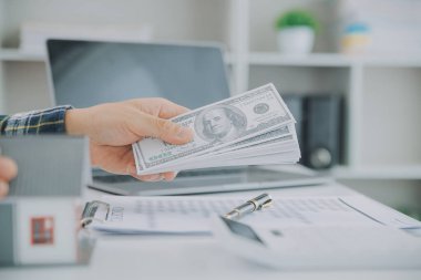 Emlakçı ve müşteri ev, sigorta ya da emlak satın almak için sözleşme imzalarlar. Ev kiralarlar, sigorta yaptırırlar, emlak veya emlak kredisi alırlar..