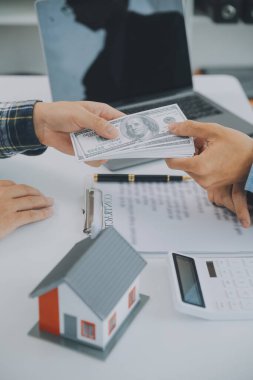 Emlakçı ve müşteri ev, sigorta ya da emlak satın almak için sözleşme imzalarlar. Ev kiralarlar, sigorta yaptırırlar, emlak veya emlak kredisi alırlar..