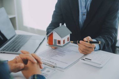 Emlakçı ve müşteri ev, sigorta ya da emlak satın almak için sözleşme imzalarlar. Ev kiralarlar, sigorta yaptırırlar, emlak veya emlak kredisi alırlar..