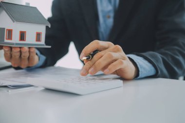 Emlakçı ve müşteri ev, sigorta ya da emlak satın almak için sözleşme imzalarlar. Ev kiralarlar, sigorta yaptırırlar, emlak veya emlak kredisi alırlar..