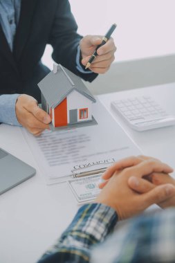 Emlakçı ve müşteri ev, sigorta ya da emlak satın almak için sözleşme imzalarlar. Ev kiralarlar, sigorta yaptırırlar, emlak veya emlak kredisi alırlar..
