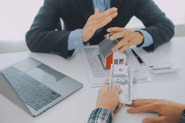 Emlakçı ve müşteri ev, sigorta ya da emlak satın almak için sözleşme imzalarlar. Ev kiralarlar, sigorta yaptırırlar, emlak veya emlak kredisi alırlar..