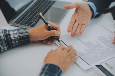 Emlakçı ve müşteri ev, sigorta ya da emlak satın almak için sözleşme imzalarlar. Ev kiralarlar, sigorta yaptırırlar, emlak veya emlak kredisi alırlar..