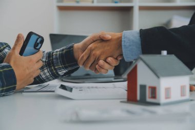 Emlakçı ve müşteri ev, sigorta ya da emlak satın almak için sözleşme imzalarlar. Ev kiralarlar, sigorta yaptırırlar, emlak veya emlak kredisi alırlar..