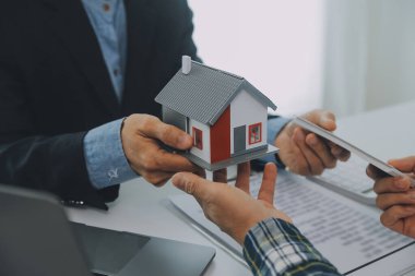 Emlakçı ve müşteri ev, sigorta ya da emlak satın almak için sözleşme imzalarlar. Ev kiralarlar, sigorta yaptırırlar, emlak veya emlak kredisi alırlar..