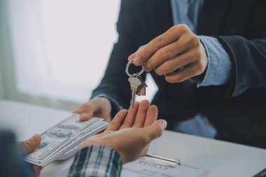 Emlakçı ve müşteri ev, sigorta ya da emlak satın almak için sözleşme imzalarlar. Ev kiralarlar, sigorta yaptırırlar, emlak veya emlak kredisi alırlar..