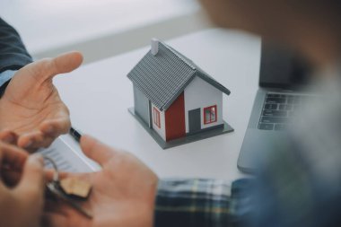 Emlakçı ve müşteri ev, sigorta ya da emlak satın almak için sözleşme imzalarlar. Ev kiralarlar, sigorta yaptırırlar, emlak veya emlak kredisi alırlar..