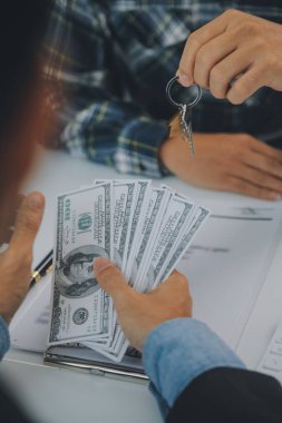 Emlakçı ve müşteri ev, sigorta ya da emlak satın almak için sözleşme imzalarlar. Ev kiralarlar, sigorta yaptırırlar, emlak veya emlak kredisi alırlar..