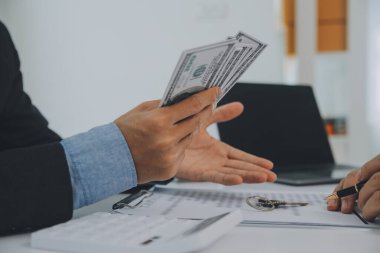 Emlakçı ve müşteri ev, sigorta ya da emlak satın almak için sözleşme imzalarlar. Ev kiralarlar, sigorta yaptırırlar, emlak veya emlak kredisi alırlar..