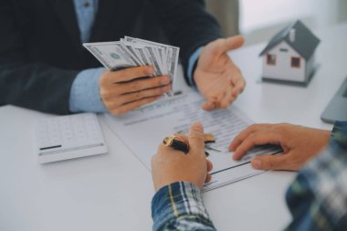 Emlakçı ve müşteri ev, sigorta ya da emlak satın almak için sözleşme imzalarlar. Ev kiralarlar, sigorta yaptırırlar, emlak veya emlak kredisi alırlar..