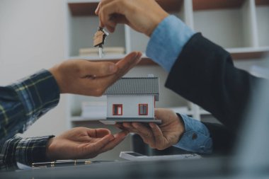 Emlakçı ve müşteri ev, sigorta ya da emlak satın almak için sözleşme imzalarlar. Ev kiralarlar, sigorta yaptırırlar, emlak veya emlak kredisi alırlar..