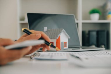 Emlakçı ve müşteri ev, sigorta ya da emlak satın almak için sözleşme imzalarlar. Ev kiralarlar, sigorta yaptırırlar, emlak veya emlak kredisi alırlar..