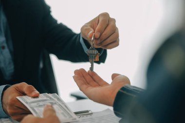 Emlakçı ve müşteri ev, sigorta ya da emlak satın almak için sözleşme imzalarlar. Ev kiralarlar, sigorta yaptırırlar, emlak veya emlak kredisi alırlar..