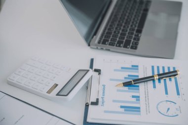 İş adamlarından oluşan bir ekip, pazarlama planı, piyasa araştırma raporları ve gelir istatistikleri, Mali ve Muhasebe kavramının verilerini analiz etmek üzere toplanıyor..