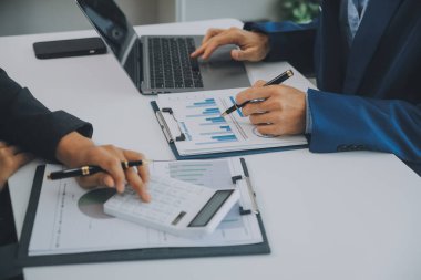 İş adamlarından oluşan bir ekip, pazarlama planı, piyasa araştırma raporları ve gelir istatistikleri, Mali ve Muhasebe kavramının verilerini analiz etmek üzere toplanıyor..