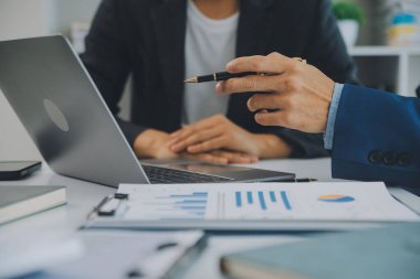 İş adamlarından oluşan bir ekip, pazarlama planı, piyasa araştırma raporları ve gelir istatistikleri, Mali ve Muhasebe kavramının verilerini analiz etmek üzere toplanıyor..