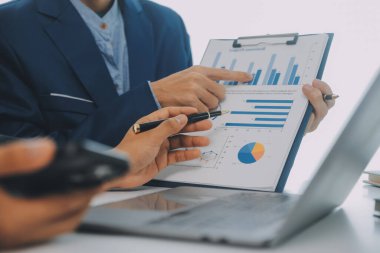 İş adamlarından oluşan bir ekip, pazarlama planı, piyasa araştırma raporları ve gelir istatistikleri, Mali ve Muhasebe kavramının verilerini analiz etmek üzere toplanıyor..