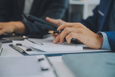 İş adamlarından oluşan bir ekip, pazarlama planı, piyasa araştırma raporları ve gelir istatistikleri, Mali ve Muhasebe kavramının verilerini analiz etmek üzere toplanıyor..