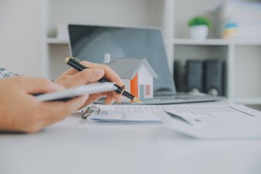 Emlakçı ve müşteri ev, sigorta ya da emlak satın almak için sözleşme imzalarlar. Ev kiralarlar, sigorta yaptırırlar, emlak veya emlak kredisi alırlar..