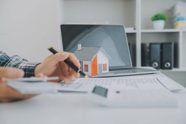 Emlakçı ve müşteri ev, sigorta ya da emlak satın almak için sözleşme imzalarlar. Ev kiralarlar, sigorta yaptırırlar, emlak veya emlak kredisi alırlar..