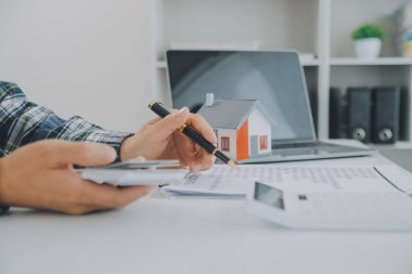 Emlakçı ve müşteri ev, sigorta ya da emlak satın almak için sözleşme imzalarlar. Ev kiralarlar, sigorta yaptırırlar, emlak veya emlak kredisi alırlar..