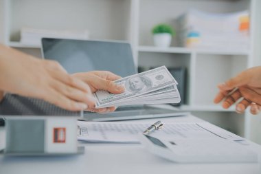 Emlakçı ve müşteri ev, sigorta ya da emlak satın almak için sözleşme imzalarlar. Ev kiralarlar, sigorta yaptırırlar, emlak veya emlak kredisi alırlar..