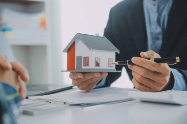 Emlakçı ve müşteri ev, sigorta ya da emlak satın almak için sözleşme imzalarlar. Ev kiralarlar, sigorta yaptırırlar, emlak veya emlak kredisi alırlar..