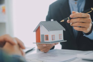 Emlakçı ve müşteri ev, sigorta ya da emlak satın almak için sözleşme imzalarlar. Ev kiralarlar, sigorta yaptırırlar, emlak veya emlak kredisi alırlar..