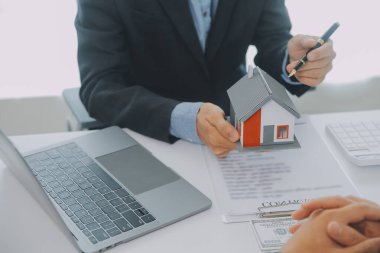 Emlakçı ve müşteri ev, sigorta ya da emlak satın almak için sözleşme imzalarlar. Ev kiralarlar, sigorta yaptırırlar, emlak veya emlak kredisi alırlar..