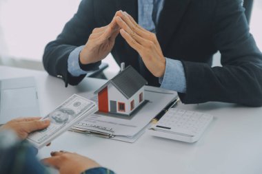 Emlakçı ve müşteri ev, sigorta ya da emlak satın almak için sözleşme imzalarlar. Ev kiralarlar, sigorta yaptırırlar, emlak veya emlak kredisi alırlar..