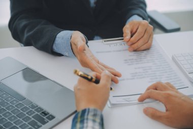 Emlakçı ve müşteri ev, sigorta ya da emlak satın almak için sözleşme imzalarlar. Ev kiralarlar, sigorta yaptırırlar, emlak veya emlak kredisi alırlar..