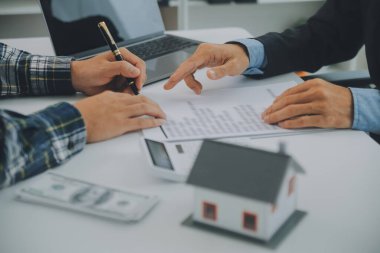 Emlakçı ve müşteri ev, sigorta ya da emlak satın almak için sözleşme imzalarlar. Ev kiralarlar, sigorta yaptırırlar, emlak veya emlak kredisi alırlar..