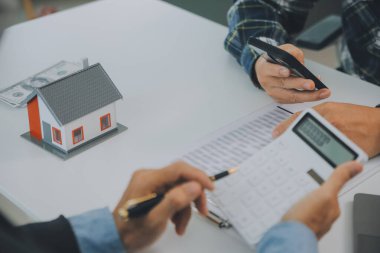Emlakçı ve müşteri ev, sigorta ya da emlak satın almak için sözleşme imzalarlar. Ev kiralarlar, sigorta yaptırırlar, emlak veya emlak kredisi alırlar..