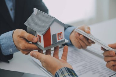 Emlakçı ve müşteri ev, sigorta ya da emlak satın almak için sözleşme imzalarlar. Ev kiralarlar, sigorta yaptırırlar, emlak veya emlak kredisi alırlar..