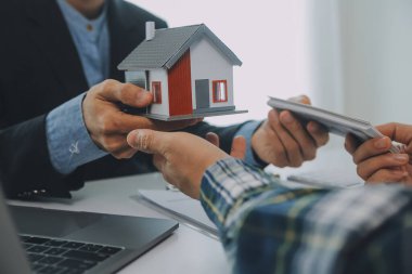 Emlakçı ve müşteri ev, sigorta ya da emlak satın almak için sözleşme imzalarlar. Ev kiralarlar, sigorta yaptırırlar, emlak veya emlak kredisi alırlar..