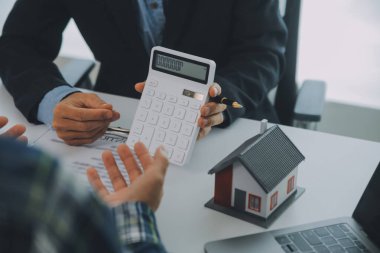 Emlakçı ve müşteri ev, sigorta ya da emlak satın almak için sözleşme imzalarlar. Ev kiralarlar, sigorta yaptırırlar, emlak veya emlak kredisi alırlar..