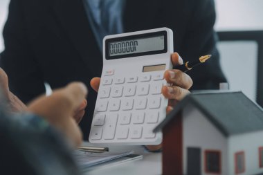 Emlakçı ve müşteri ev, sigorta ya da emlak satın almak için sözleşme imzalarlar. Ev kiralarlar, sigorta yaptırırlar, emlak veya emlak kredisi alırlar..