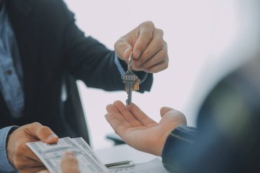 Emlakçı ve müşteri ev, sigorta ya da emlak satın almak için sözleşme imzalarlar. Ev kiralarlar, sigorta yaptırırlar, emlak veya emlak kredisi alırlar..