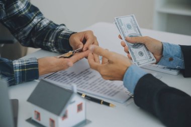 Emlakçı ve müşteri ev, sigorta ya da emlak satın almak için sözleşme imzalarlar. Ev kiralarlar, sigorta yaptırırlar, emlak veya emlak kredisi alırlar..