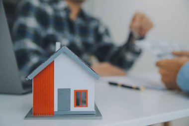 Emlakçı ve müşteri ev, sigorta ya da emlak satın almak için sözleşme imzalarlar. Ev kiralarlar, sigorta yaptırırlar, emlak veya emlak kredisi alırlar..