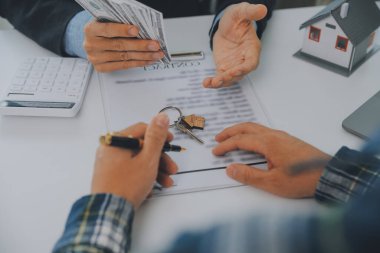 Emlakçı ve müşteri ev, sigorta ya da emlak satın almak için sözleşme imzalarlar. Ev kiralarlar, sigorta yaptırırlar, emlak veya emlak kredisi alırlar..