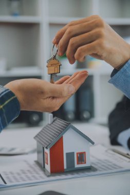 Emlakçı ve müşteri ev, sigorta ya da emlak satın almak için sözleşme imzalarlar. Ev kiralarlar, sigorta yaptırırlar, emlak veya emlak kredisi alırlar..