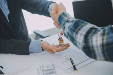 Emlakçı ve müşteri ev, sigorta ya da emlak satın almak için sözleşme imzalarlar. Ev kiralarlar, sigorta yaptırırlar, emlak veya emlak kredisi alırlar..
