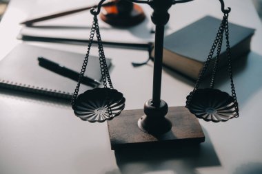 İşletme ve avukatlar ofiste yüksek rütbeli avukatlarla sözleşme belgelerini tartışıyorlar. Hukuk, hukuk hizmetleri, danışmanlık, adalet ve hukuk konsepti film tahıl etkisi ile resim