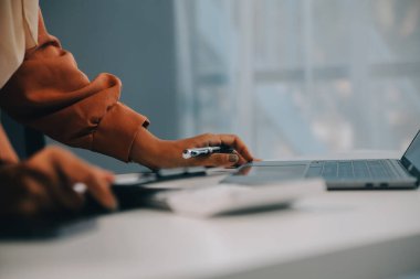 Küçük işletmeler kuran KOBİ 'li kadın girişimciler fatura kutusuna adresi yazın ve kutuları paketlemek, müşterilere satmak, iş fikirlerini çevrimiçi olarak satmak için online siparişleri işaretleyin.