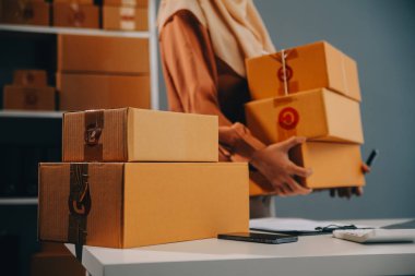 Küçük işletmeler kuran KOBİ 'li kadın girişimciler fatura kutusuna adresi yazın ve kutuları paketlemek, müşterilere satmak, iş fikirlerini çevrimiçi olarak satmak için online siparişleri işaretleyin.