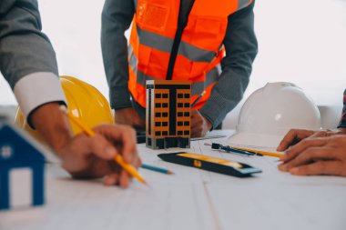 Modellik ve planlama alanında ortaklık ve mühendislik araçlarıyla çalışmak üzere proje için mühendis veya mimar toplantısının inşaat ve yapı konsepti, her iki şirket için de sözleşme.