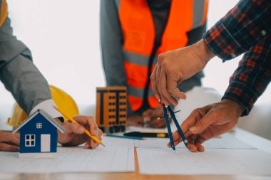 Modellik ve planlama alanında ortaklık ve mühendislik araçlarıyla çalışmak üzere proje için mühendis veya mimar toplantısının inşaat ve yapı konsepti, her iki şirket için de sözleşme.